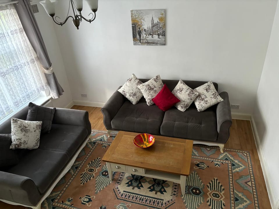 Spacious 2 bedroom House with Garden Apartment in London