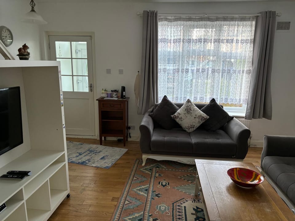 Spacious 2 bedroom House with Garden Apartment in London
