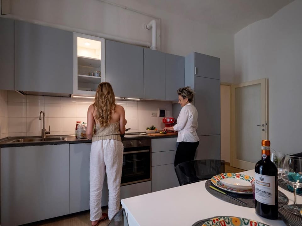 Kitchen or kitchenette, dishwasher, stove