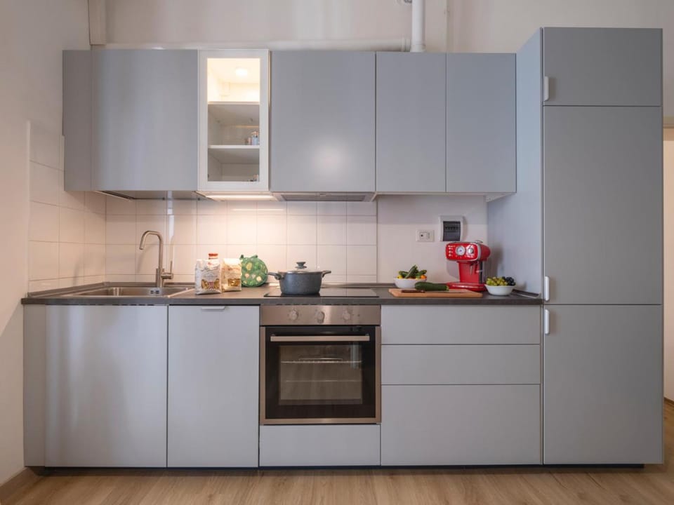 Coffee/tea facilities, Kitchen or kitchenette, dishwasher, stove