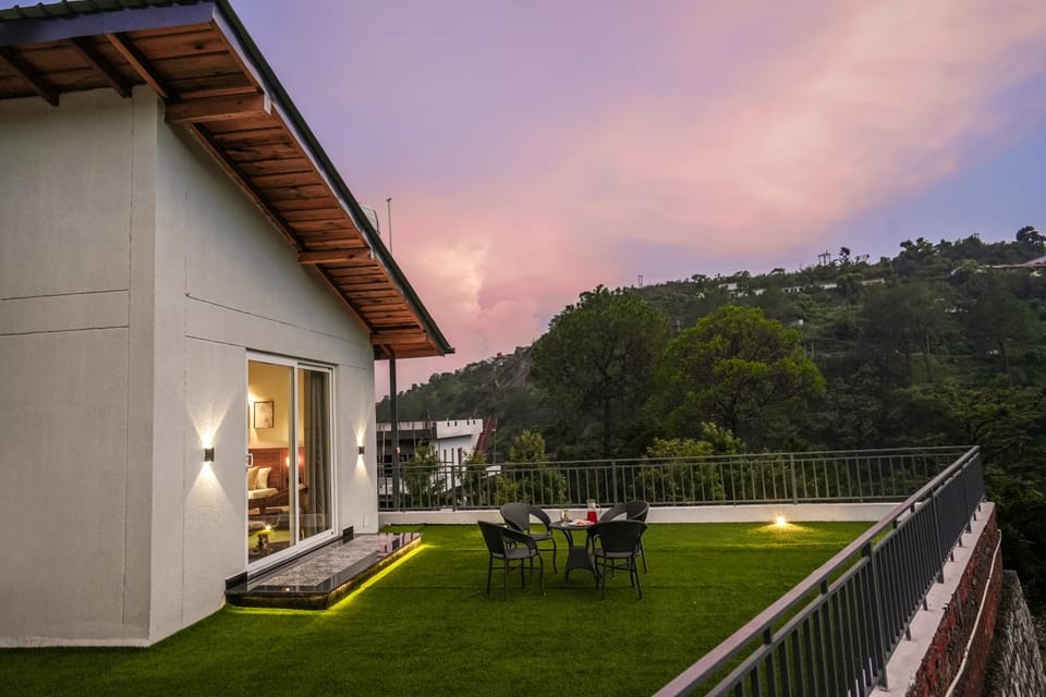 Property building, Patio, Garden, View (from property/room), Balcony/Terrace, Garden view, Mountain view