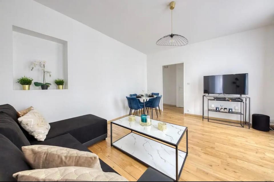 Communal lounge/ TV room, TV and multimedia, Living room, Seating area, Evening entertainment