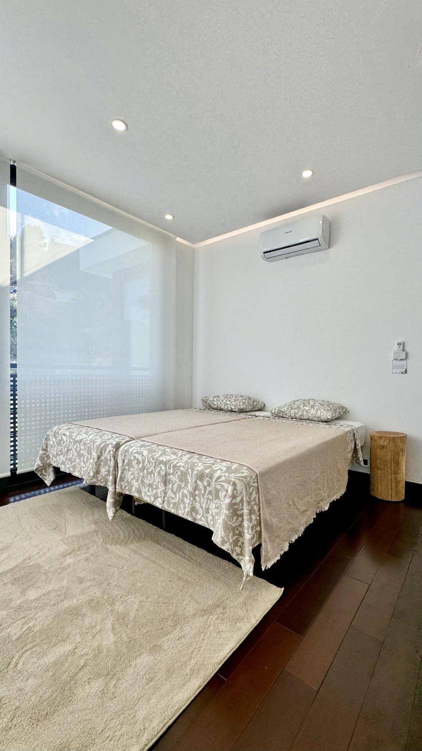 Bed, Bedroom, air conditioner