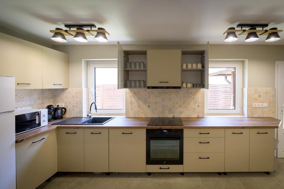 Coffee/tea facilities, Kitchen or kitchenette, dishwasher, stove, toaster