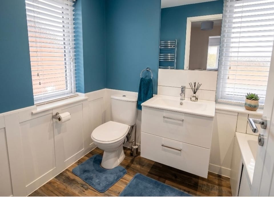 3 Bed House - Sleeps 6 - Parking - Pets - Garden House in Metropolitan Borough of Gateshead