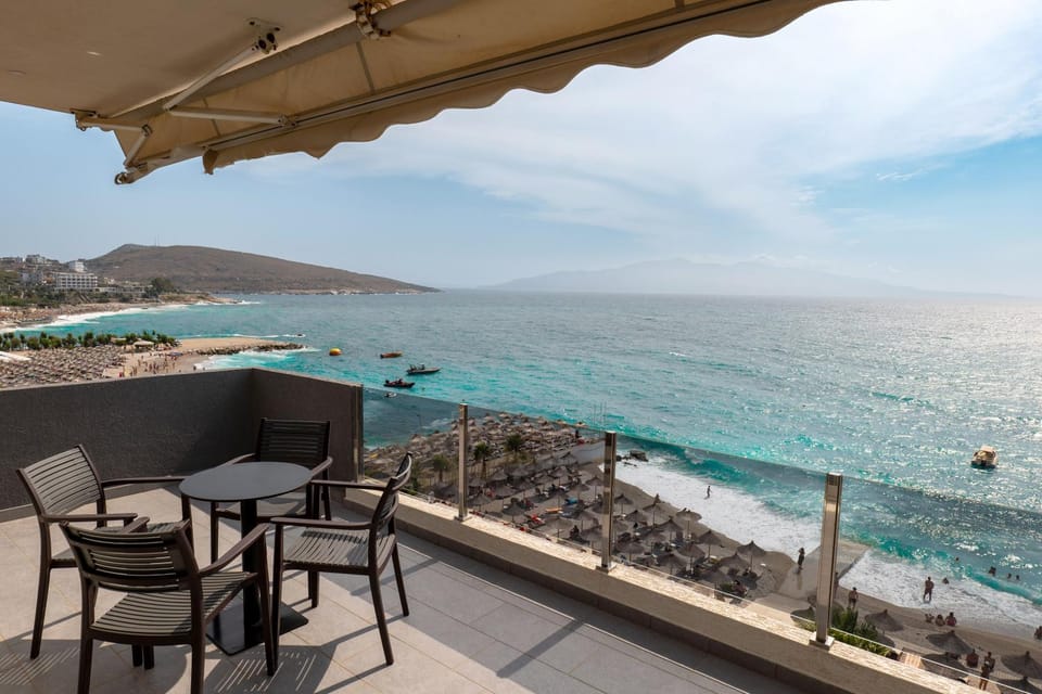 Day, Balcony/Terrace, Seating area, Beach, Sea view