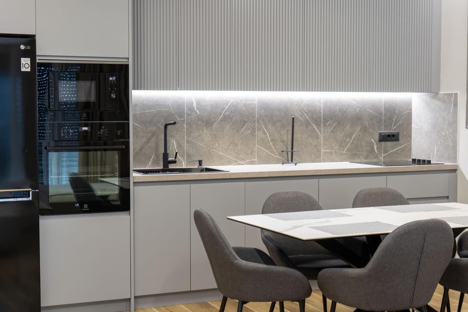 Kitchen or kitchenette, Dining area