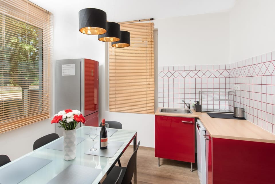 Kitchen or kitchenette, Dining area, dishwasher