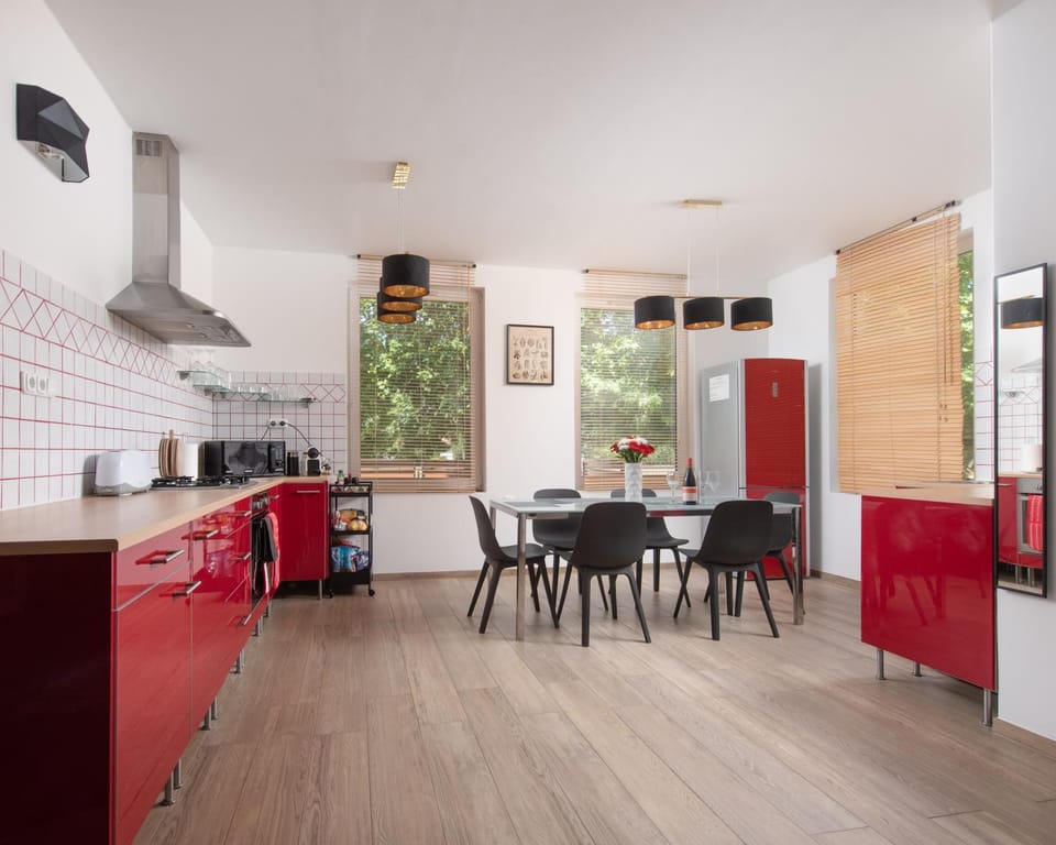 Coffee/tea facilities, Kitchen or kitchenette, Dining area, dishwasher, microwave, oven
