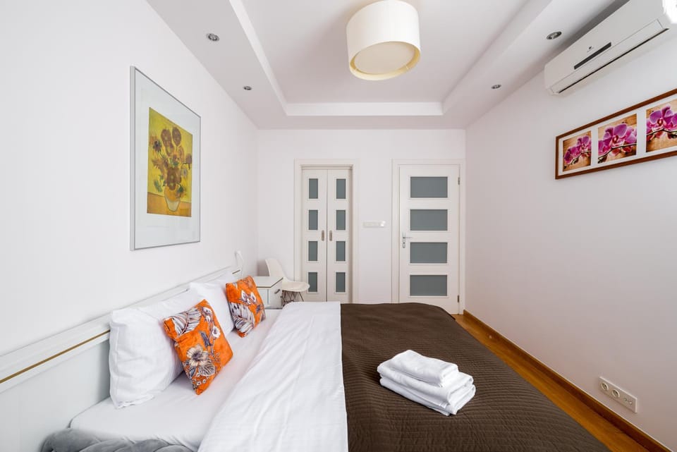 Bed, Photo of the whole room, Bedroom, towels, wardrobe, air conditioner