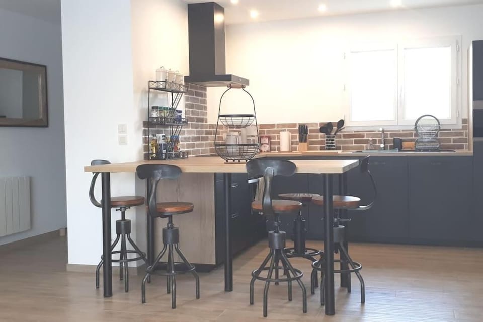 Coffee/tea facilities, Kitchen or kitchenette, Dining area, stove