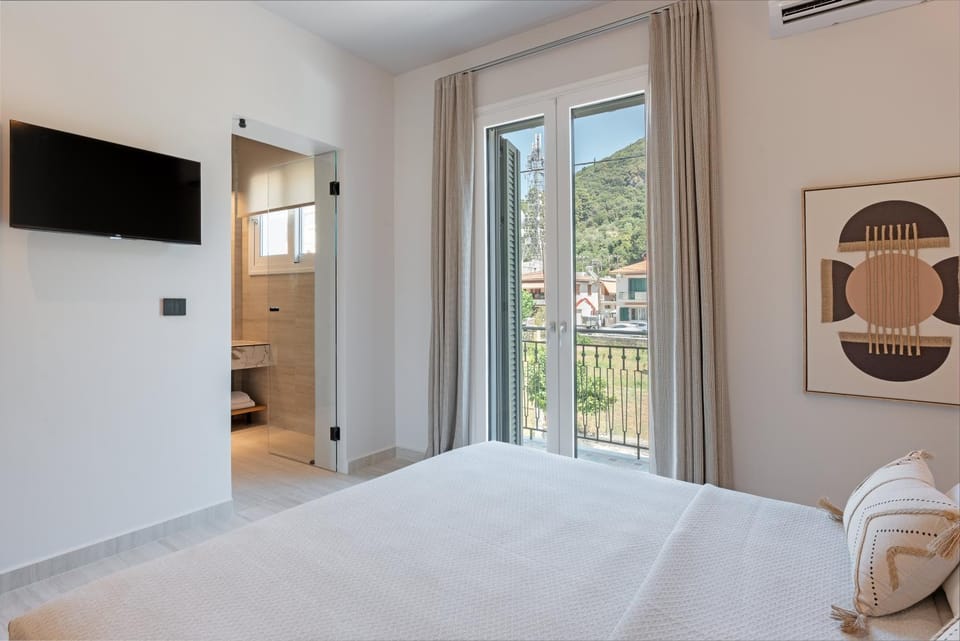 Bed, TV and multimedia, Photo of the whole room, Mountain view, air conditioner