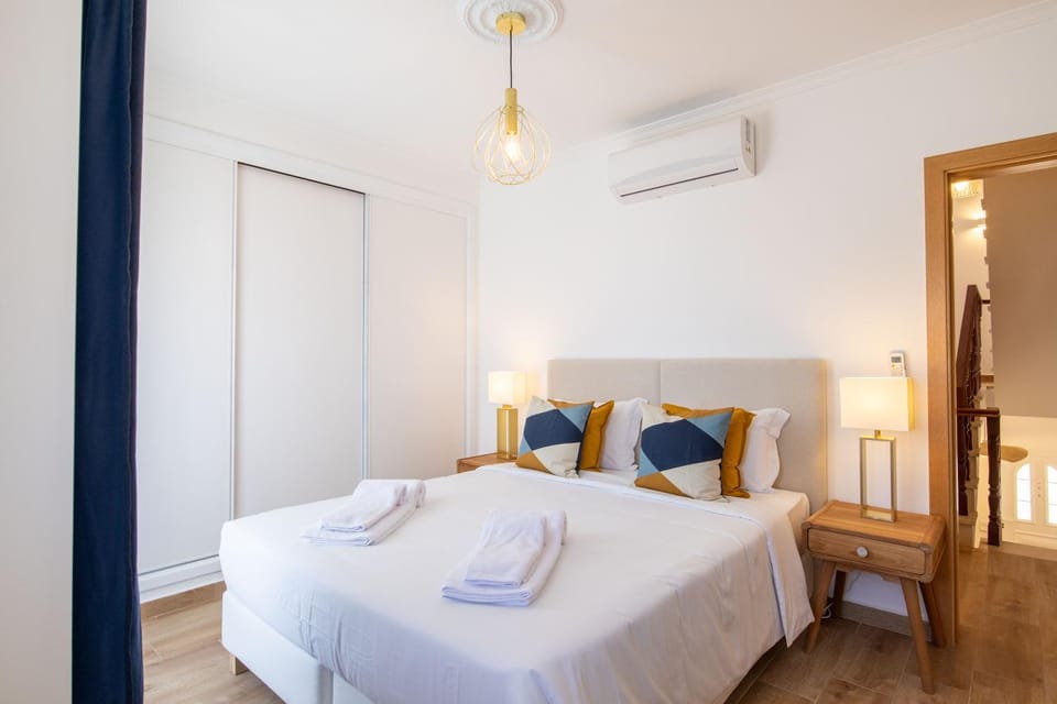 Bed, Bedroom, air conditioner