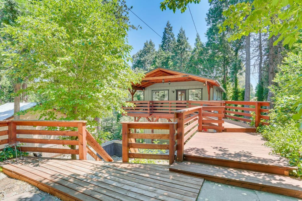 1 Mi to Lake Crestline Cabin with Deck and Gas Grill! Cabin in Crestline