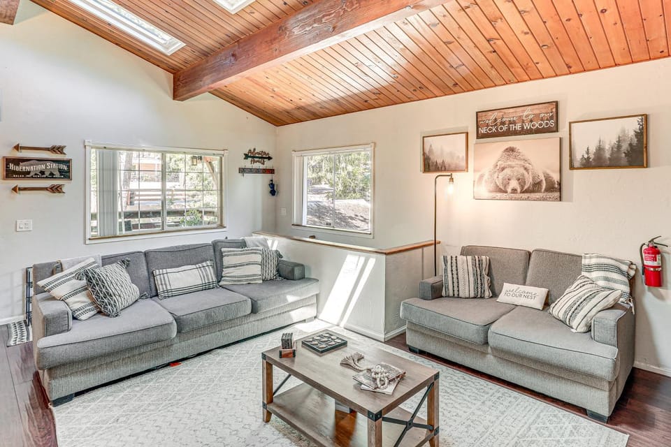 1 Mi to Lake Crestline Cabin with Deck and Gas Grill! Cabin in Crestline