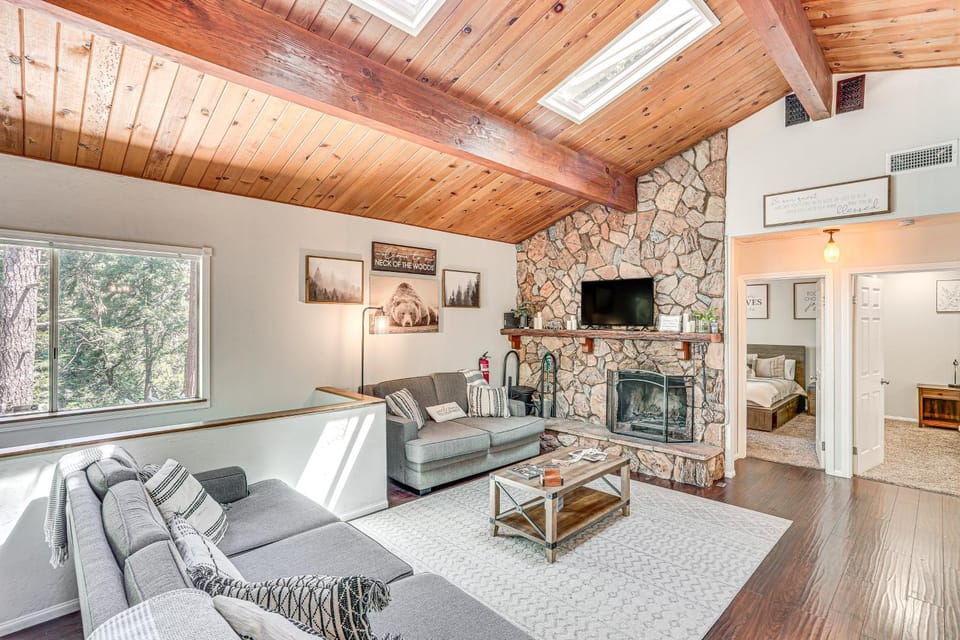 1 Mi to Lake Crestline Cabin with Deck and Gas Grill! Cabin in Crestline