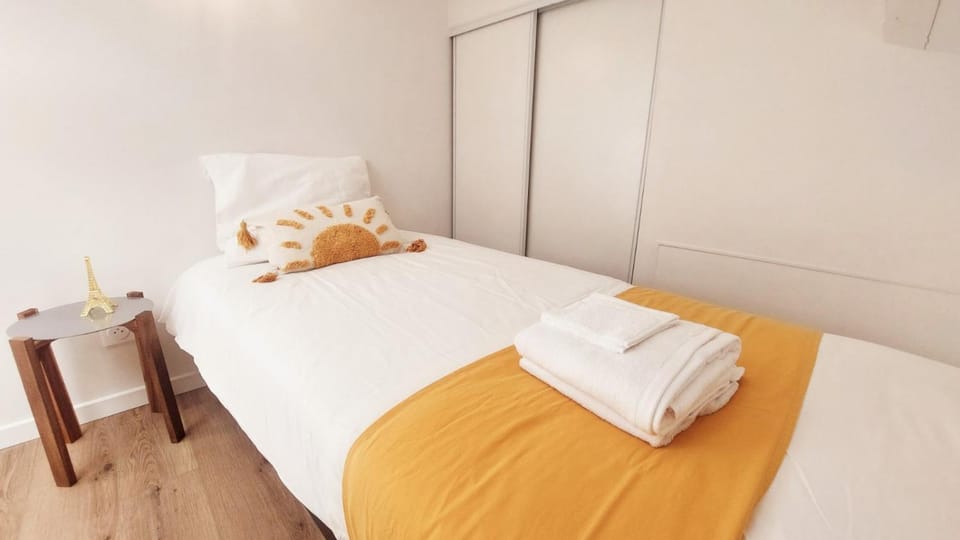 Charme, originalité, -1 minute Métro Apartment in Île-de-France