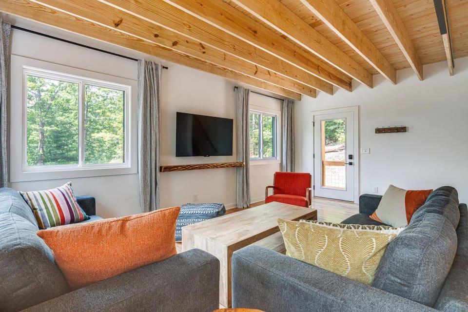 Modern Hiker's Haven w/ DuPont State Forest Views! House in Tennessee