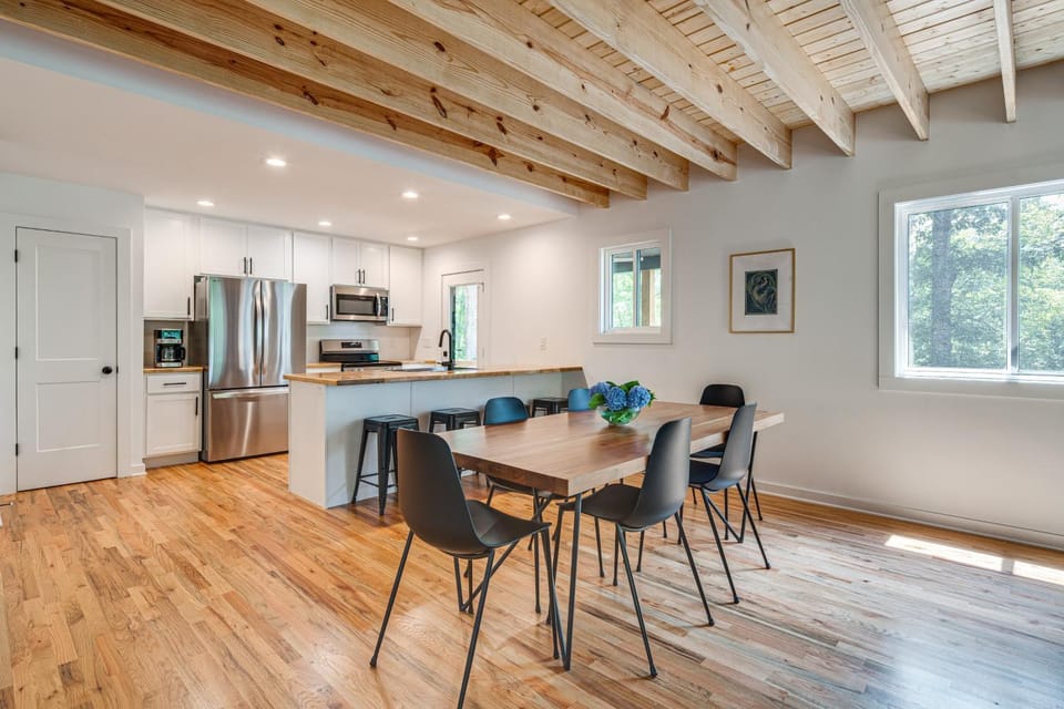 Modern Hiker's Haven w/ DuPont State Forest Views! House in Tennessee