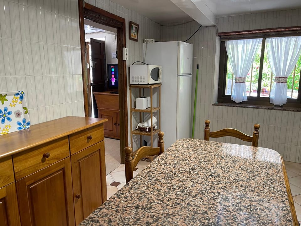 Kitchen or kitchenette, Photo of the whole room, Dining area, oven
