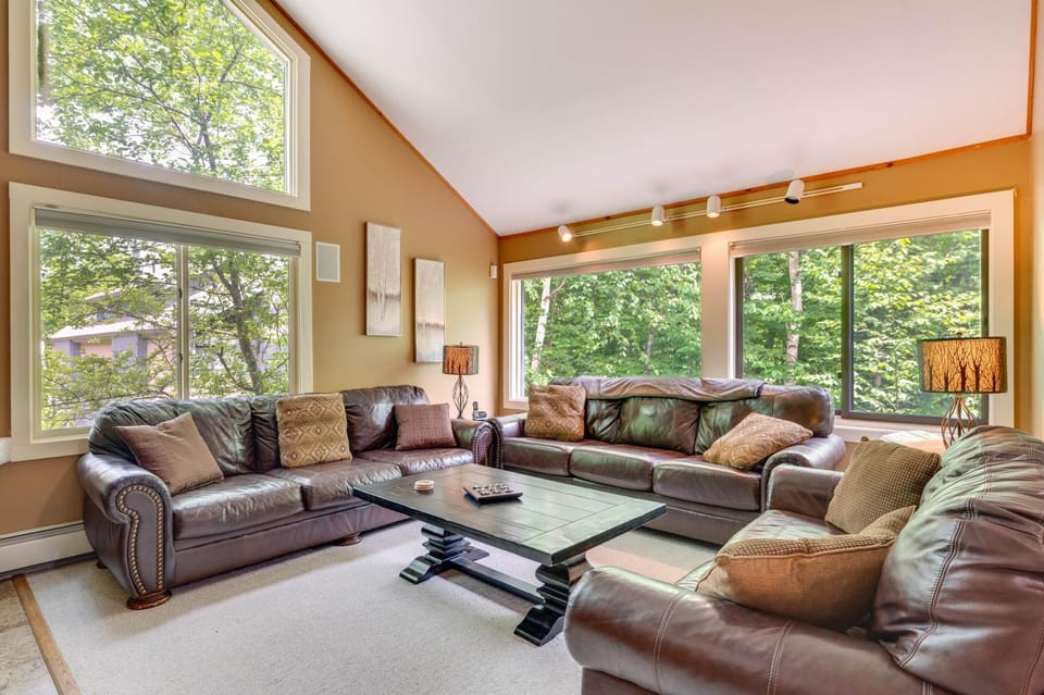 1 Mi to Loon Mountain: Lincoln Haven w/ Balcony House in Lincoln