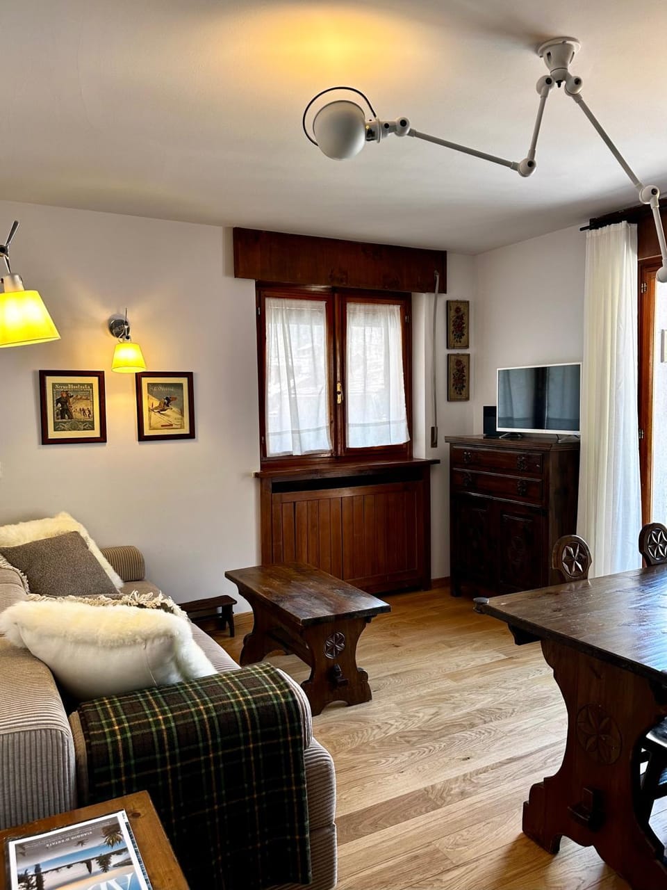 TV and multimedia, Living room, Photo of the whole room, Seating area