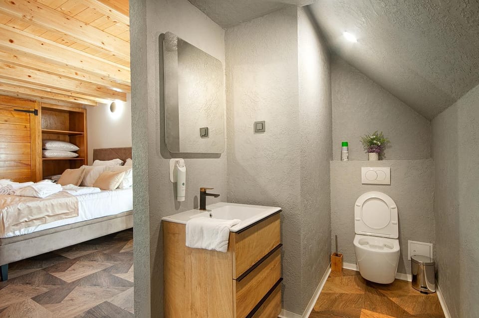 Toilet, Bed, Bathroom, Photo of the whole room, Bedroom, towels