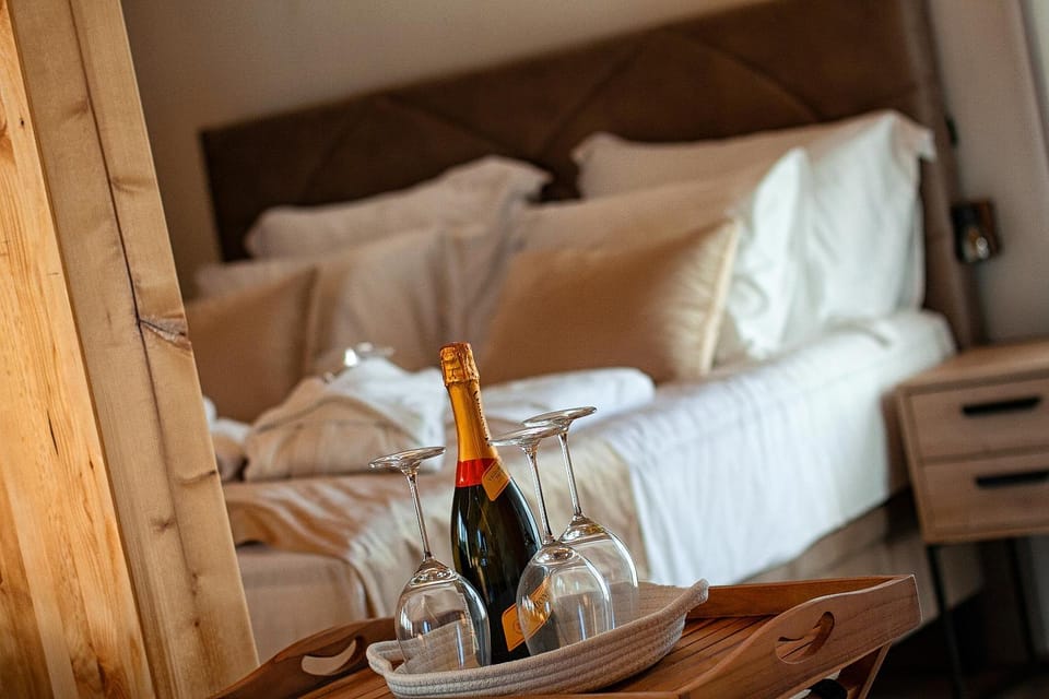 Bed, Food and drinks, Photo of the whole room, Bedroom, Drinks, Alcoholic drinks