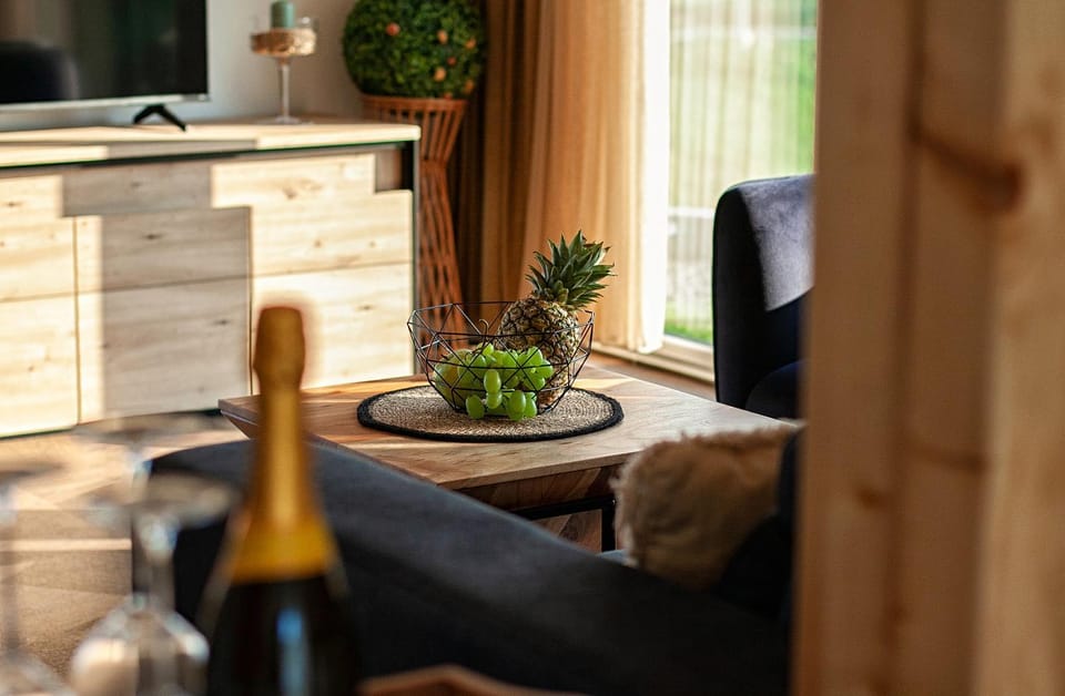 TV and multimedia, Living room, Food and drinks, Seating area, Dining area, Drinks, Alcoholic drinks