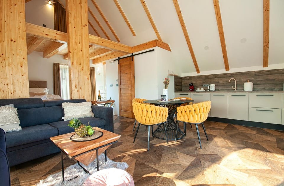 Kitchen or kitchenette, Living room, Seating area, Dining area