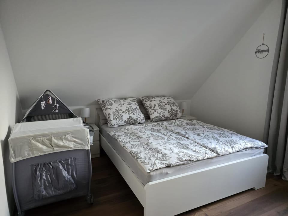 Bedroom, cot