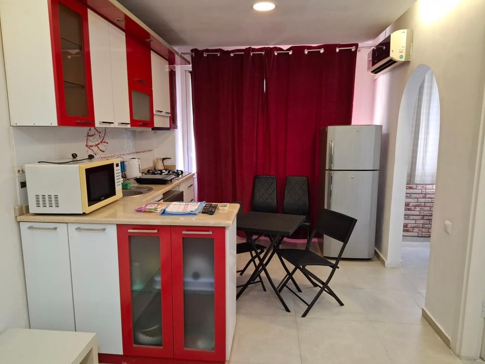 Kitchen or kitchenette, Dining area, stove