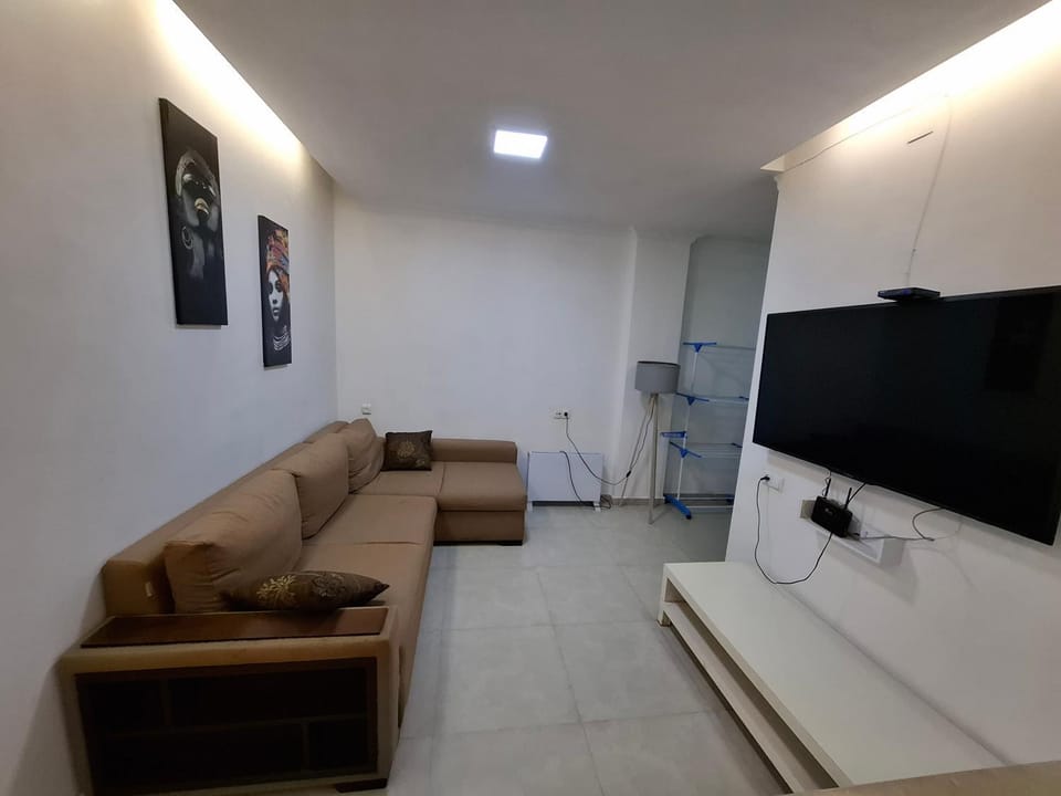 TV and multimedia, Living room, Seating area, Evening entertainment
