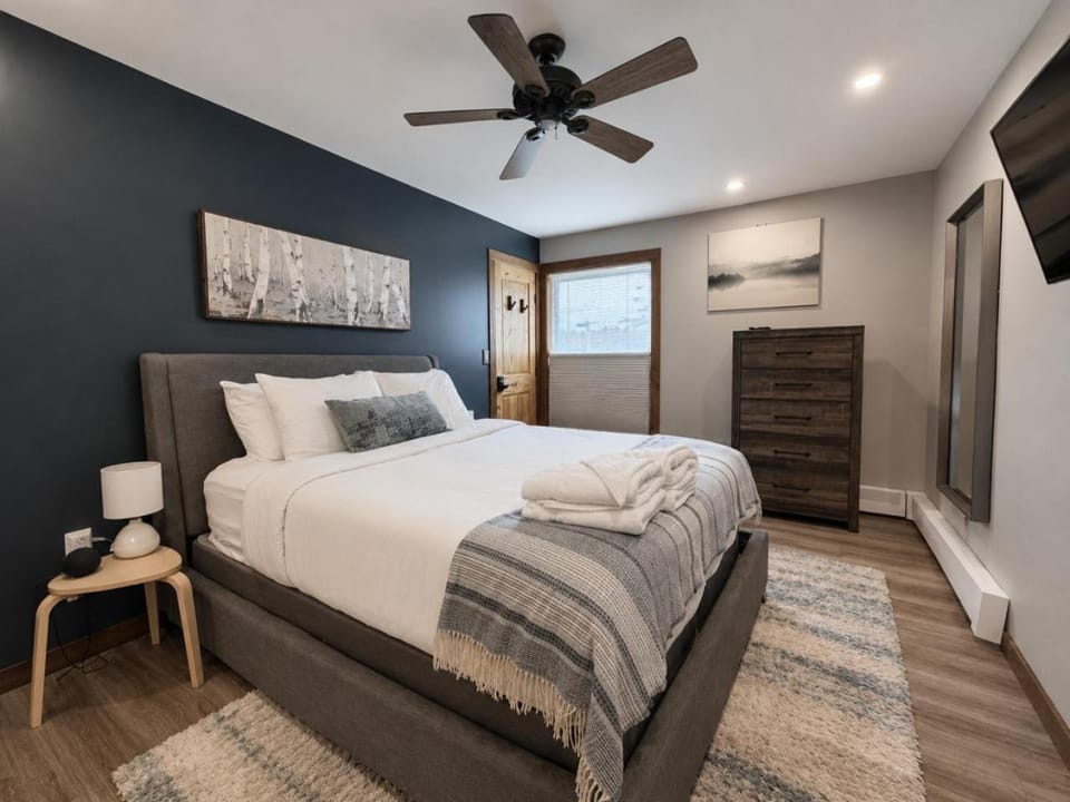 BeaverBox AC, Pool, Hot Tub, Sauna, Near Resort Apartment in Mendon