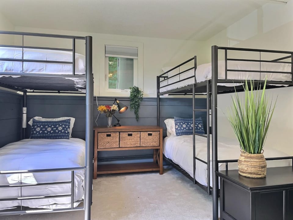 Bedroom, bunk bed