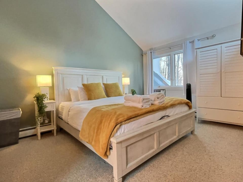SugarBear- Pool, AC, Sauna, Gym, Tennis House in Mendon