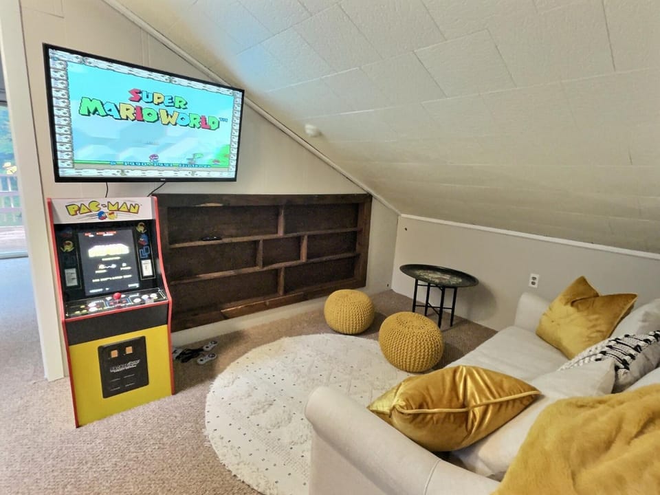 Game Room, Seating area