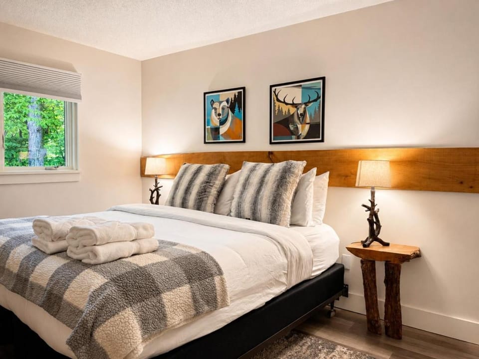 FirBear- AC, Pool, Hot Tub, Sauna, Tennis, Gym House in Mendon