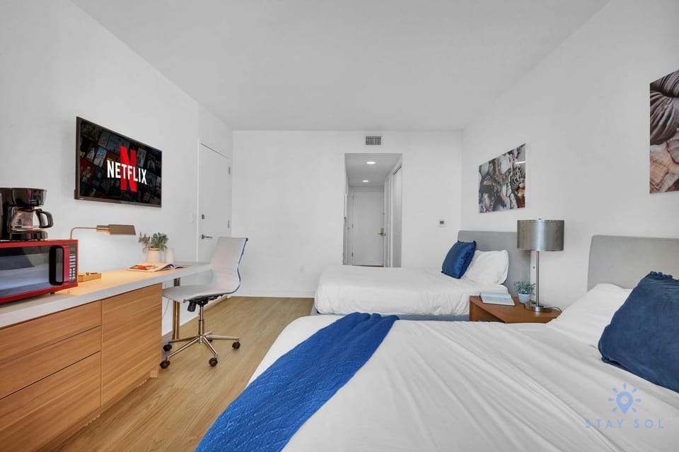 Spectacular Studio Amazing Amenities Bay View Inn in Hallandale Beach