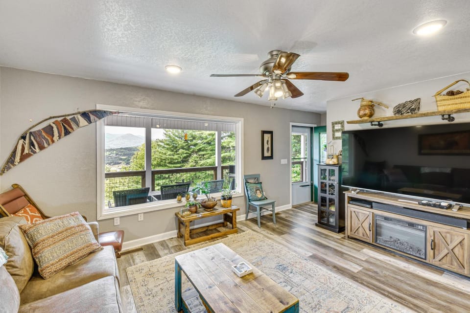 Hiawassee Hideaway: Hot Tub, Lake & Mountain Views House in Georgia