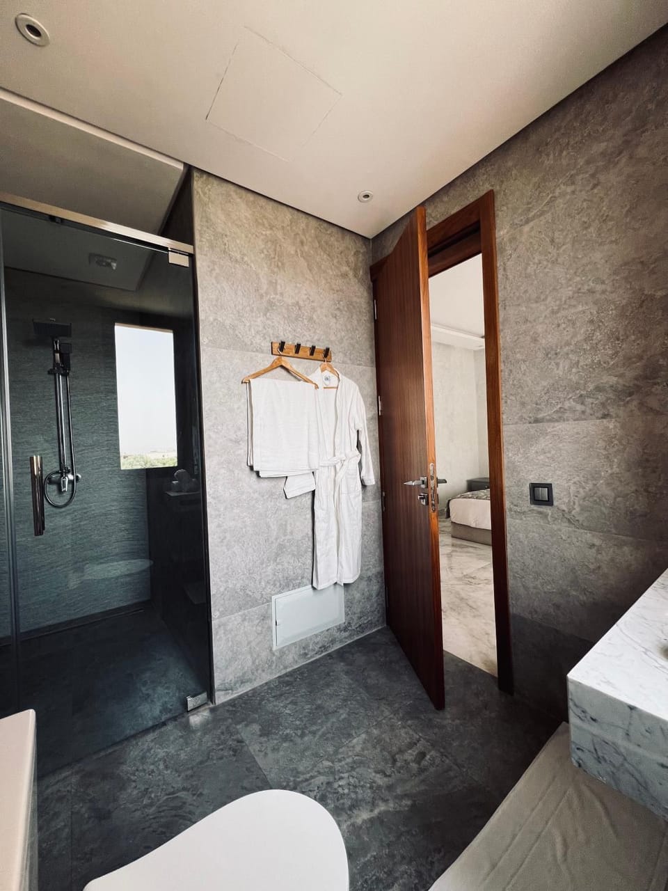 Shower, Toilet, Bed, Bathroom, Photo of the whole room, Bedroom, towels