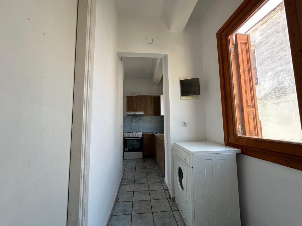 Kitchen or kitchenette, washing machine