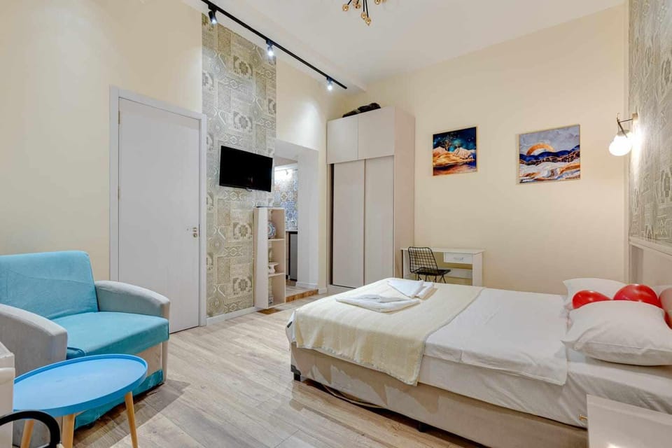 TV and multimedia, Photo of the whole room, Seating area, Bedroom, wardrobe