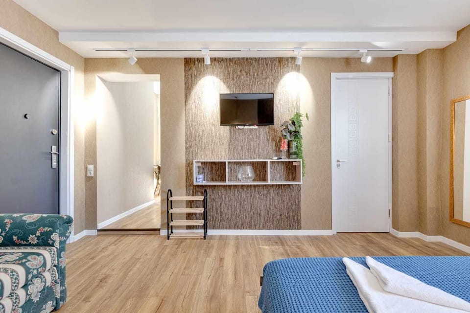 Bed, TV and multimedia, Living room, Photo of the whole room, Seating area, Bedroom, wardrobe