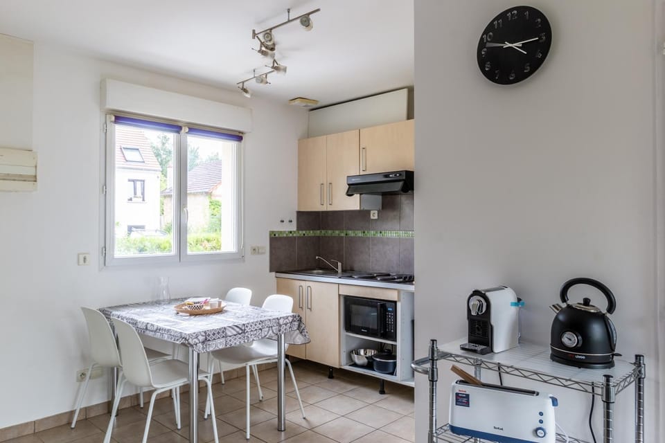 Coffee/tea facilities, microwave, stove, toaster, kitchen