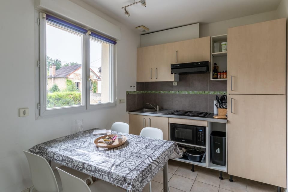 Coffee/tea facilities, microwave, stove, toaster, kitchen