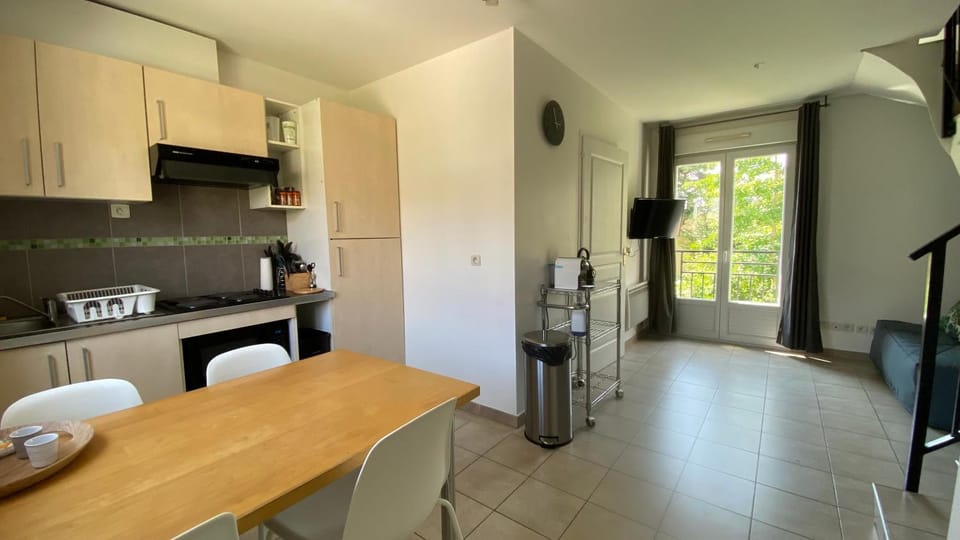 TV and multimedia, Kitchen or kitchenette, Dining area, stove, toaster