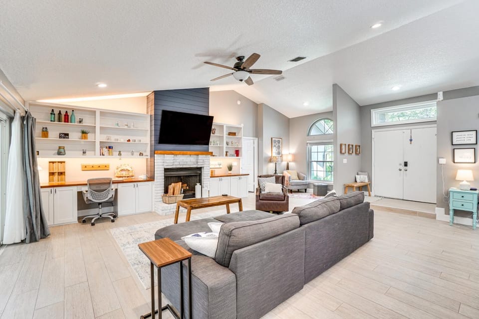 Screened Lanai + Fenced Yard: Luxe Orlando Home House in Orlando