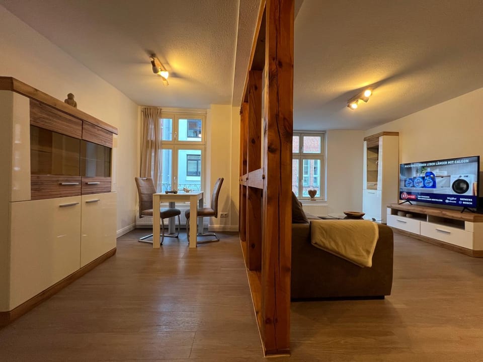 TV and multimedia, Living room, Seating area, Dining area