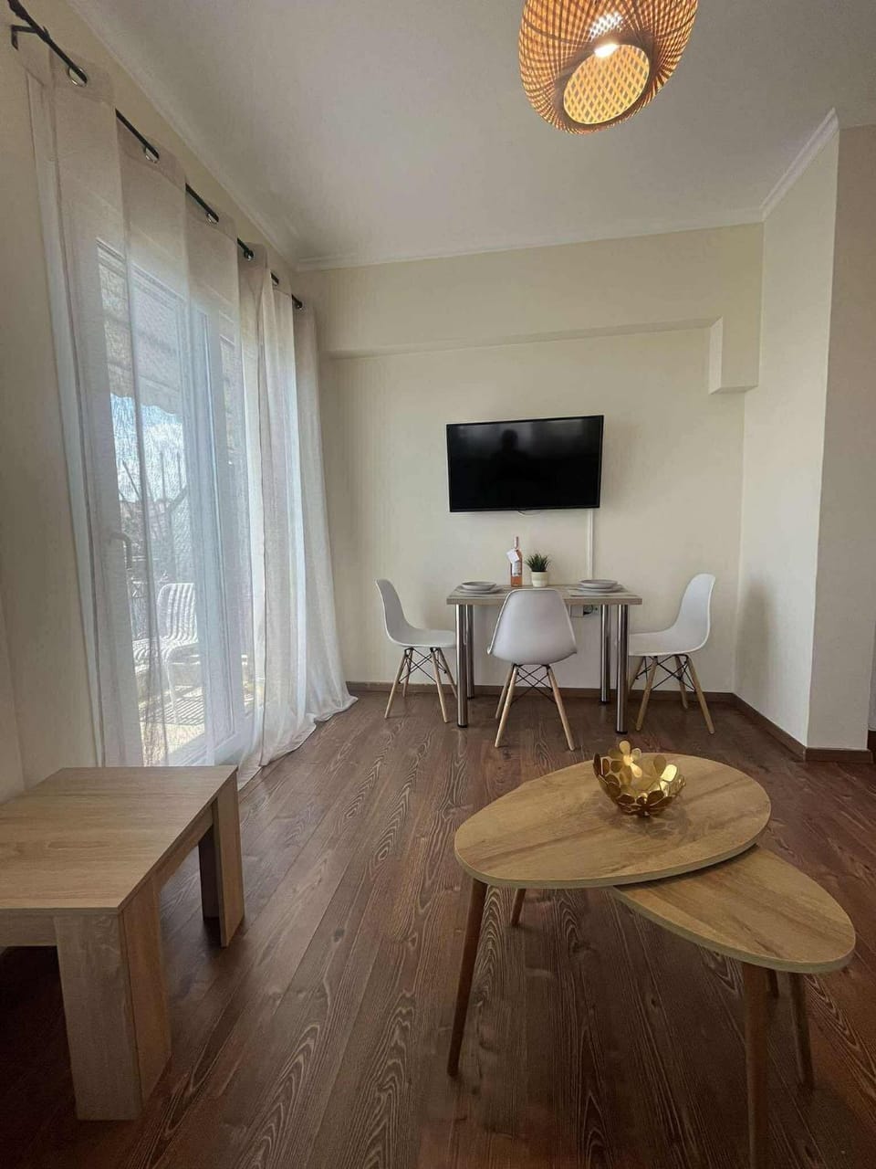 TV and multimedia, Living room, Seating area, Dining area